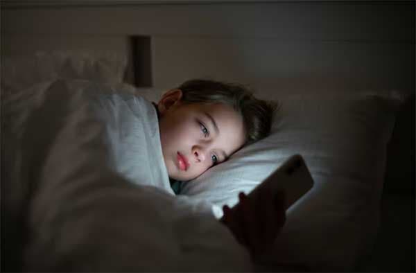 夜間看手機，光線會造成睡眠障礙